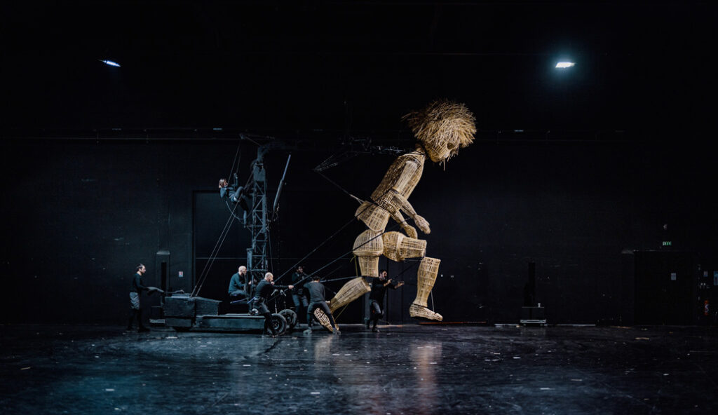 2023-02-22_CIE_HOMME-DEBOUT_HDef_17 la marionnette Plume de la Compagnie l'Homme debout